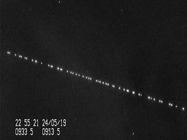 SpaceX Starlink Satellites Are Visible In Sky - Flat Earth Debunked